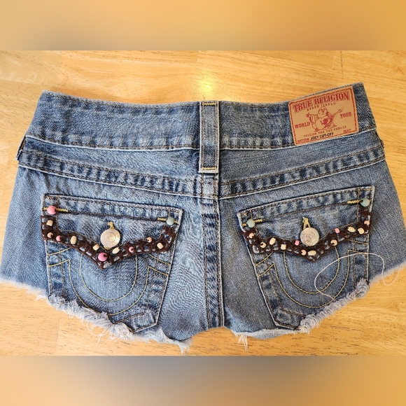TRUE RELIGION Joey Cut-Off Denim Shorts Beaded Women's sz 25 0 Beads Embroidered - Picture 3 of 4